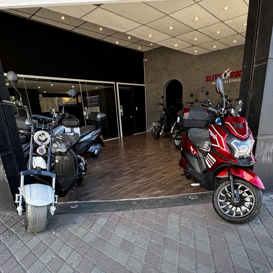 Interior da loja Elite Rodas com ambiente acolhedor e atendimento especializado